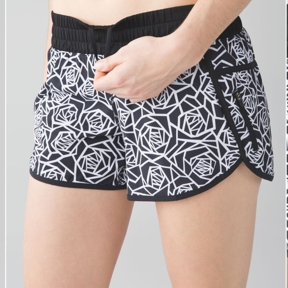 Lululemon Tracker Short III *4-way Stretch
Posey Black White / Black | size 4 - Picture 6 of 9